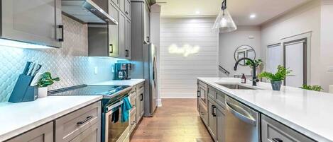 Frigorifero, microonde, forno, piano cottura