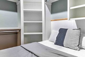 4 habitaciones, tabla de planchar con plancha, wifi y ropa de cama 