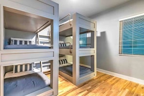 4 bedrooms, iron/ironing board, WiFi, bed sheets