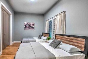 4 bedrooms, iron/ironing board, WiFi, bed sheets - Wallen World-Lux Home w/14 Beds! Game Room/Rooftop (Nashville)