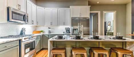 冷蔵庫、電子レンジ、オーブン、コンロ