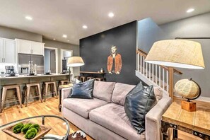 TV, offices - Wallen World-Lux Home w/14 Beds! Game Room/Rooftop (Nashville)