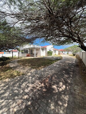 Property grounds - Newly updated 3BD 2BA House, close to Palm Beach, shops and dining (Noord)