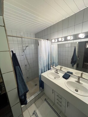 Dusche, Handtücher, Seife, Shampoo