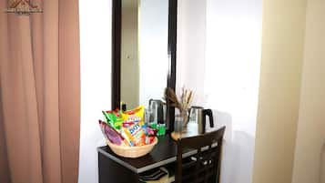 Family Triple Room, City View | Ruang tamu | 20 inci televisyen dengan kabel