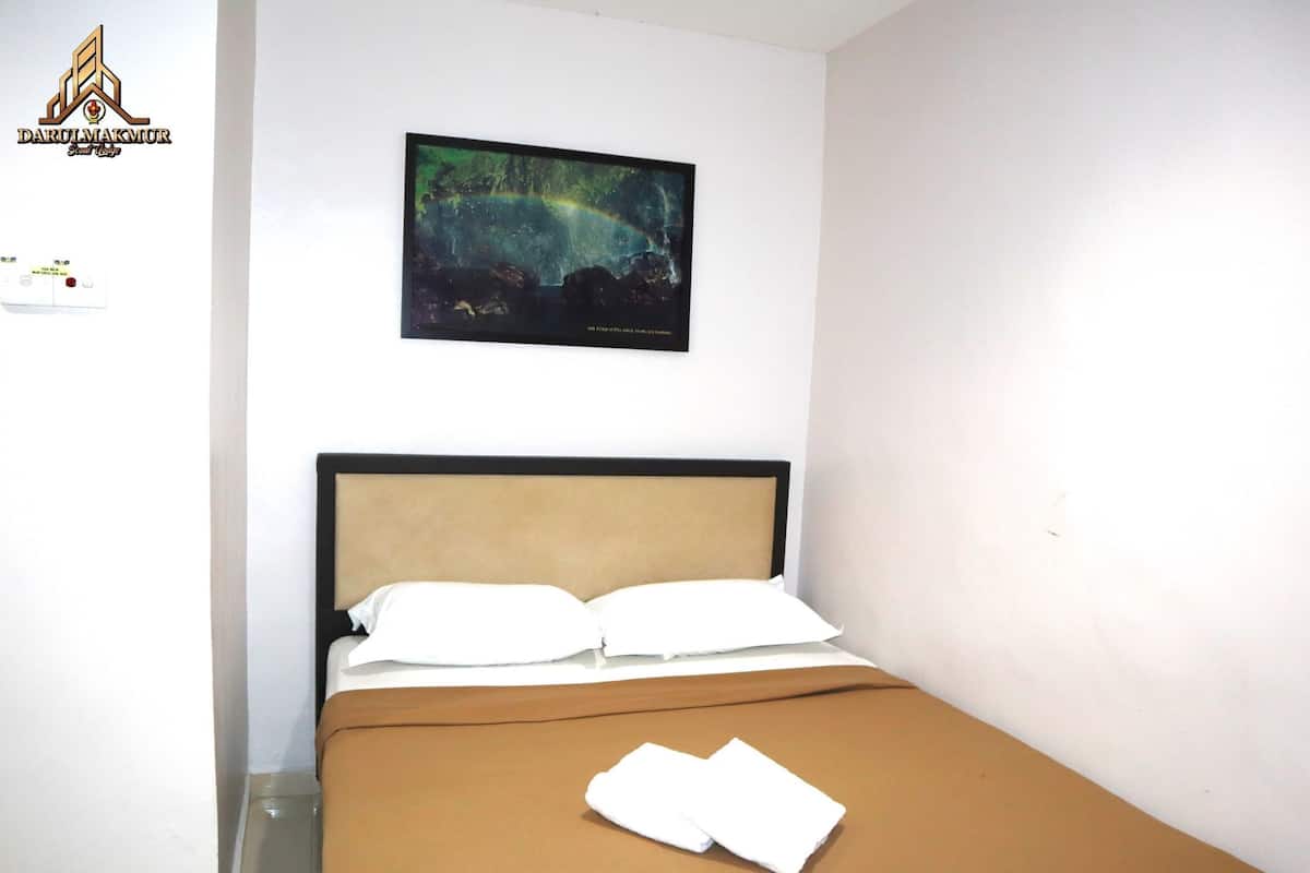 Desk, soundproofing, iron/ironing board, free WiFi