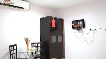 Standard Quadruple Room, City View | Ruang tamu | 20 inci televisyen dengan kabel