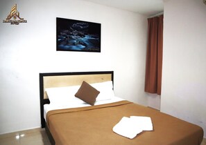 Schreibtisch, schallisolierte Zimmer, B ügeleisen/Bügelbrett