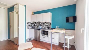 Micro-ondes, cafetiĂšre/bouilloire, grille-pain