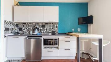 Een microgolfoven, een koffiezetapparaat/waterkoker, een broodrooster