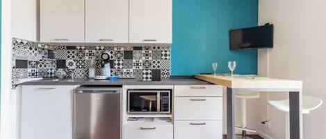 Microwave, coffee/tea maker, toaster