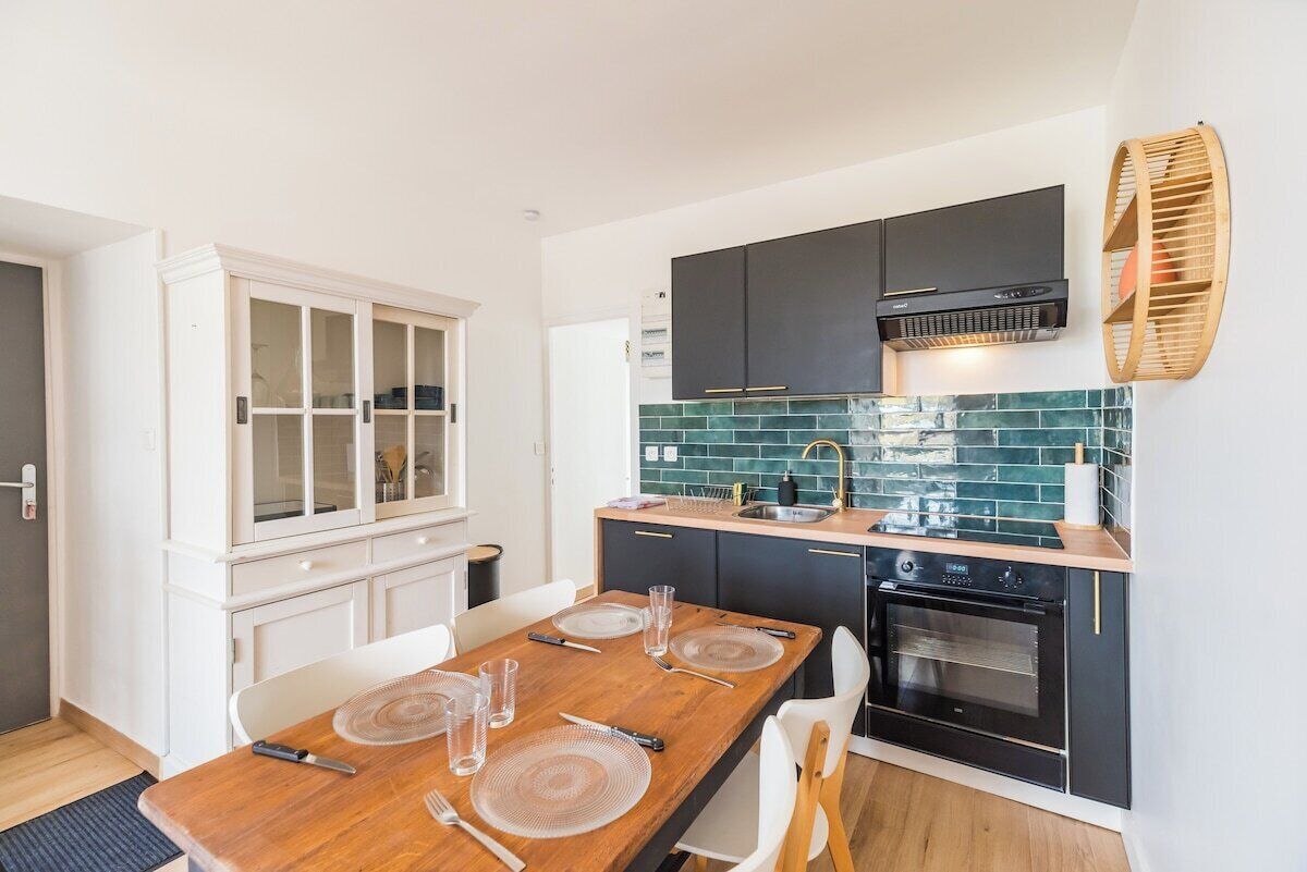 Mikroaaltouuni, uuni, astianpesukone, kahvin-/teenkeitin