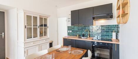 Een koelkast, een microgolfoven, een oven, een vaatwasser