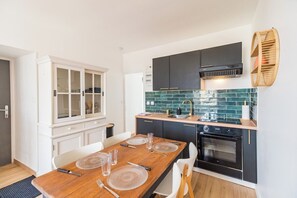 Micro-ondes, four, lave-vaisselle, cafetière/bouilloire