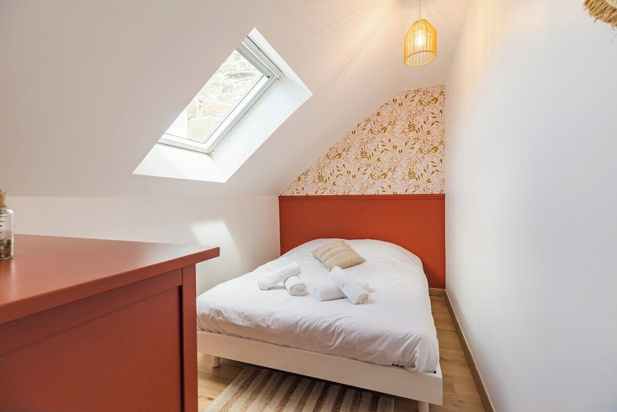 2 bedrooms, internet, bed sheets