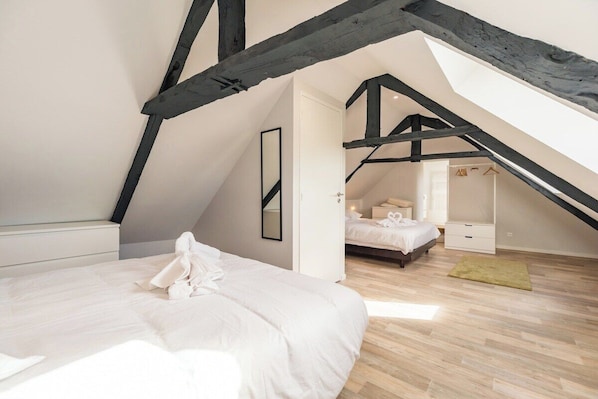 8 bedrooms, desk, WiFi, bed sheets