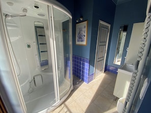 Dusche, Handtücher, Toilettenpapier