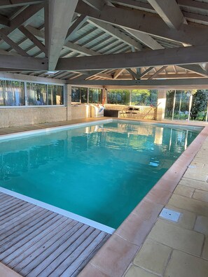 Una piscina cubierta, una piscina climatizada