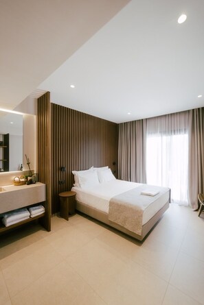 Luxury-Doppel- oder -Zweibettzimmer, Poolblick | Bettwäsche aus ägyptischer Baumwolle, hochwertige Bettwaren