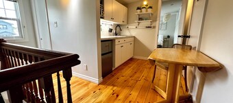 King bed, Kitchenette, parking, central - upper level suite