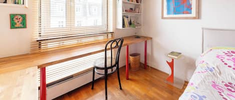 1 habitación, tabla de planchar con plancha, internet y ropa de cama
