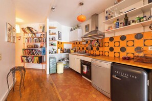 Frigorifero, forno, piano cottura, macchina per tè/caffè