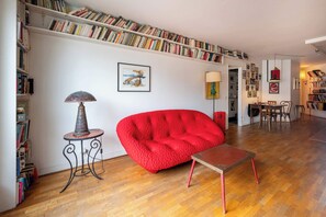 TV, offices - Light Filled 1 BDR Flat w Patio near Sacre Coeur (Paris)