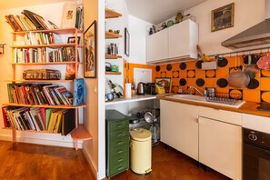 Fridge, oven, stovetop, coffee/tea maker