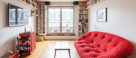 Una televisión, una oficina