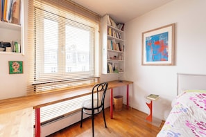 1 habitación, tabla de planchar con plancha, internet y ropa de cama 