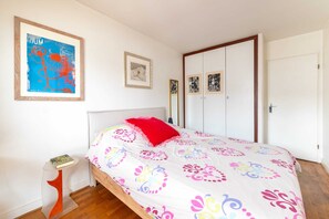1 bedroom, iron/ironing board, Internet, bed sheets - Light Filled 1 BDR Flat w Patio near Sacre Coeur (Paris)