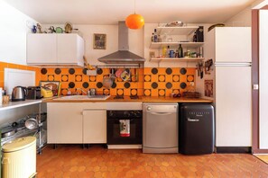 Kühlschrank, Ofen, Herdplatte, Wasserkocher mit Kaffee-/Teezubehör