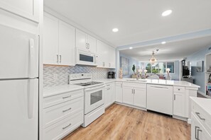 Kjøleskap, mikrobølgeovn, ovn og kokeplater