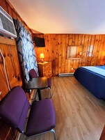 Muebles diferentes, wifi gratis y ropa de cama 