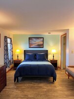 Muebles diferentes, wifi gratis y ropa de cama 