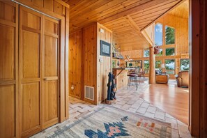 Interior - Hamilton Creek Cabin: Silverthorne Cabin - Private Hot Tub - Great Views! (Silverthorne)