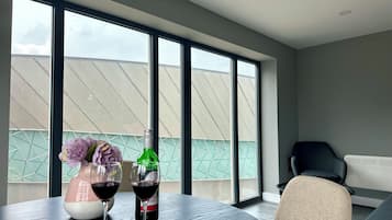 Deluxe Apartment | 2 bedrooms, iron/ironing board, free WiFi, bed sheets