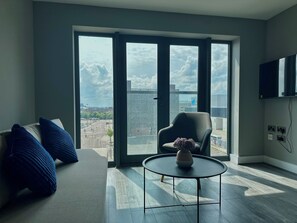 Elite-huoneisto | Oleskelualue | 40–tuumainen taulutelevisio, jossa kaapelikanavat