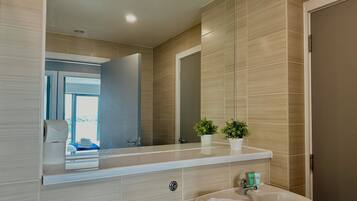 Elite Apartment | Bathroom | Combined shower/tub, rainfall showerhead, free toiletries, towels