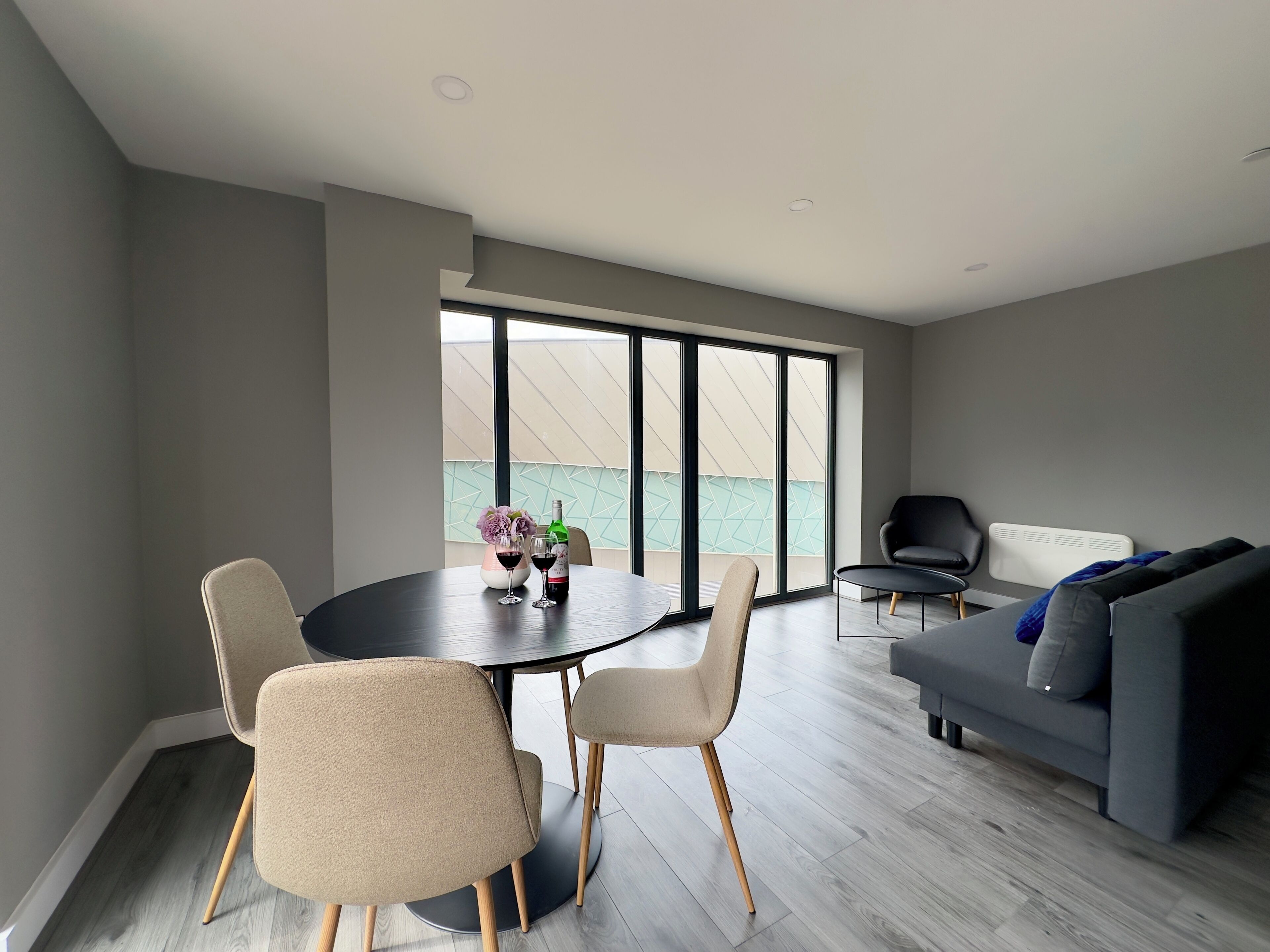 Deluxe Apartment | Living area | 40-inch flat-screen TV with cable channels