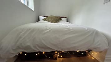 3 bedrooms, iron/ironing board, travel cot, free WiFi