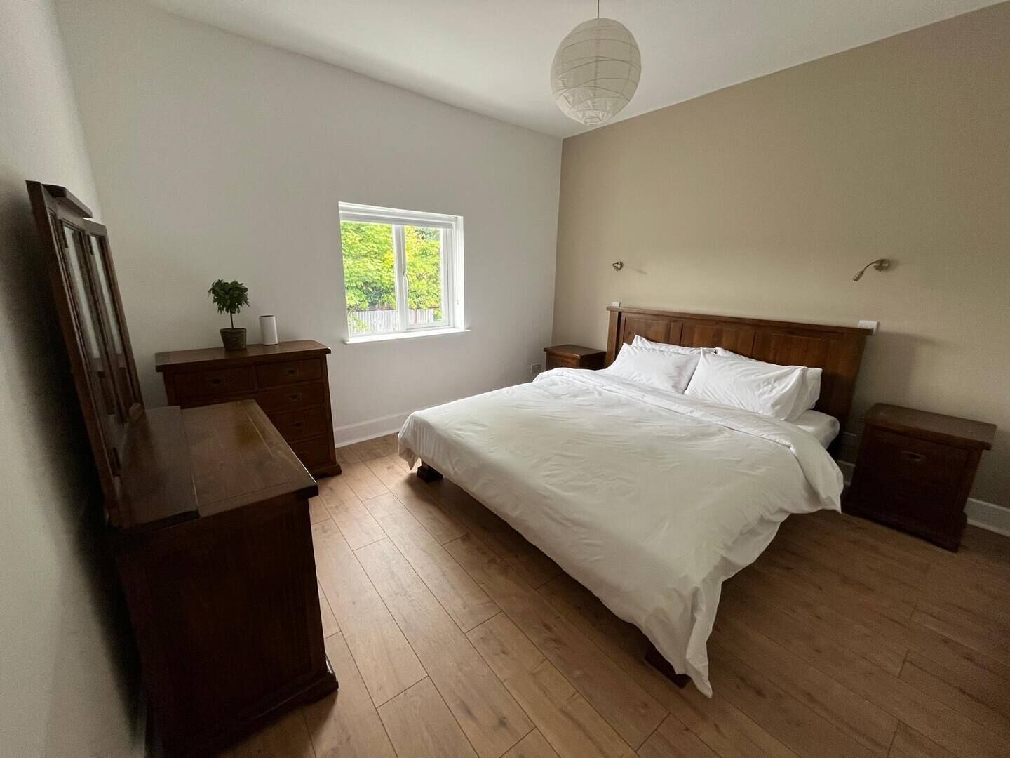 3 slaapkamers, een strijkplank/strijkijzer, reisbedje, gratis wifi