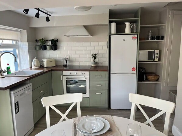 Kühlschrank, Mikrowelle, Ofen, Herdplatte