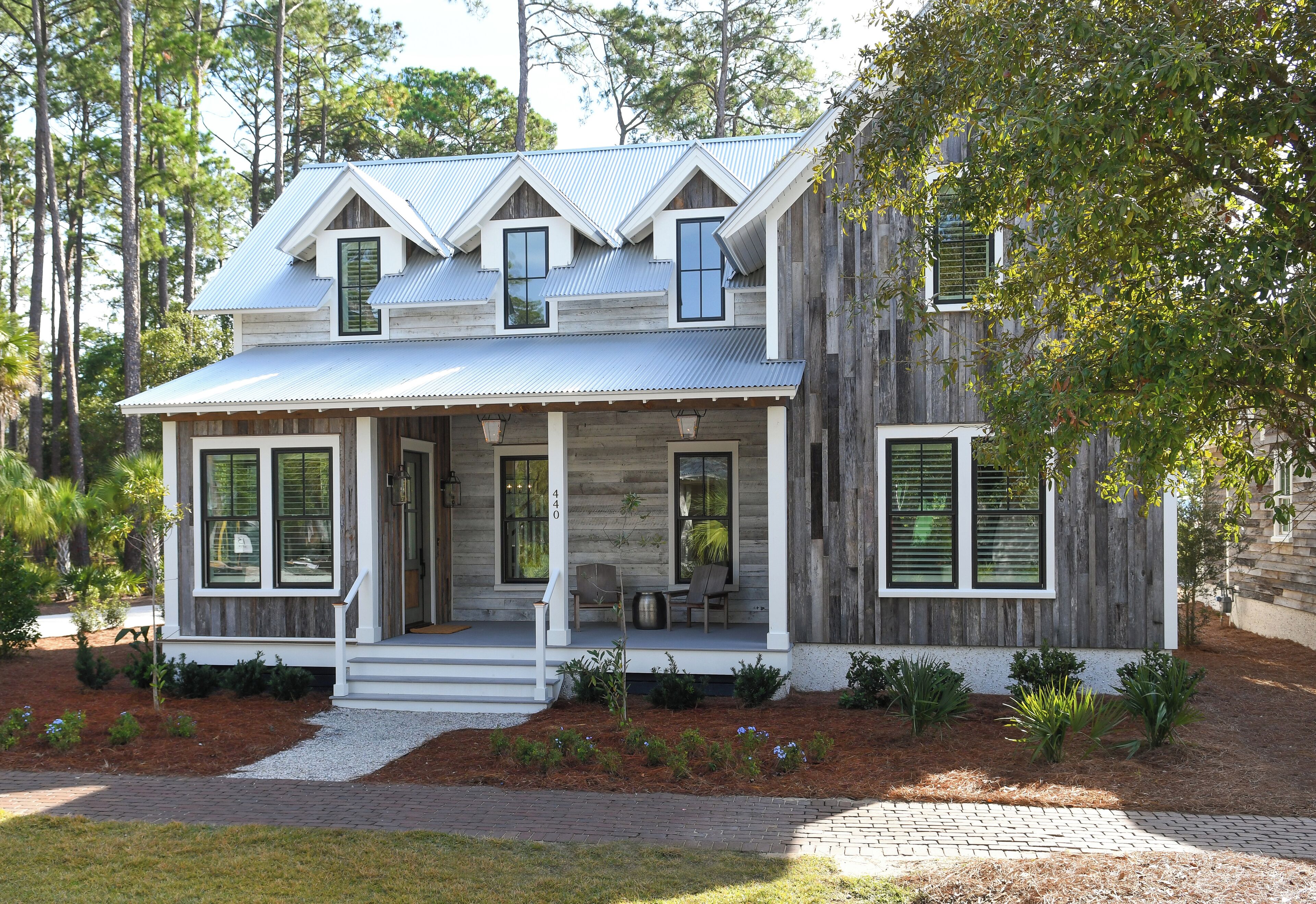 Montage 3BR, wood burning fireplace, Deluxe Moreland Village Home 5541