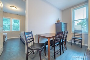 Dining - Spacious 4-bedroom apartment with AC and WiFi in terrific Chicago (Chicago)
