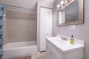 Haartrockner, Handtücher, Seife, Shampoo