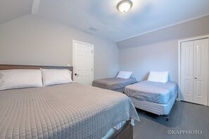 4 bedrooms, iron/ironing board, WiFi, bed sheets - Spacious 4-bedroom apartment with AC and WiFi in terrific Chicago (Chicago)