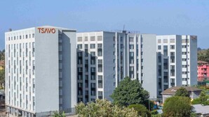 Een meerhoog gebouw met de tekst 