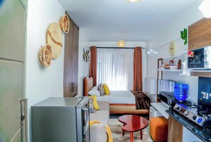 Deluxe-Apartment | Individuell dekoriert, individuell eingerichtet, Schreibtisch