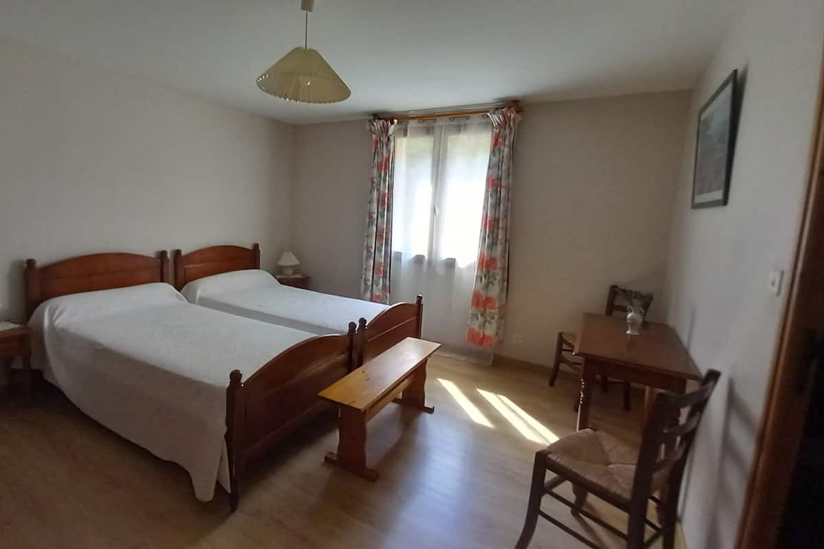 Comfort-Zweibettzimmer | Allergikerbettwaren, Verdunkelungsvorhänge, Bügeleisen/Bügelbrett